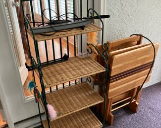 Wicker and steel shelf, set of 4 wooden TV tables