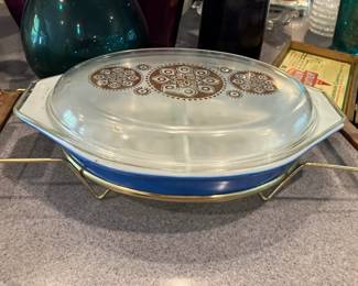 Vintage Pyrex casserole w holder