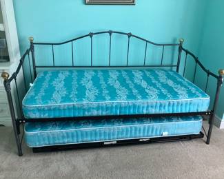 Daybed w trundle bed