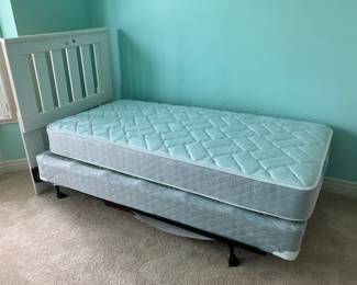 Twin bed w white headboard