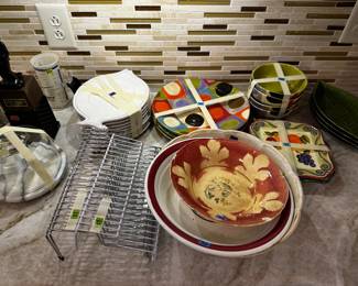 Plates, spice racks, bowls