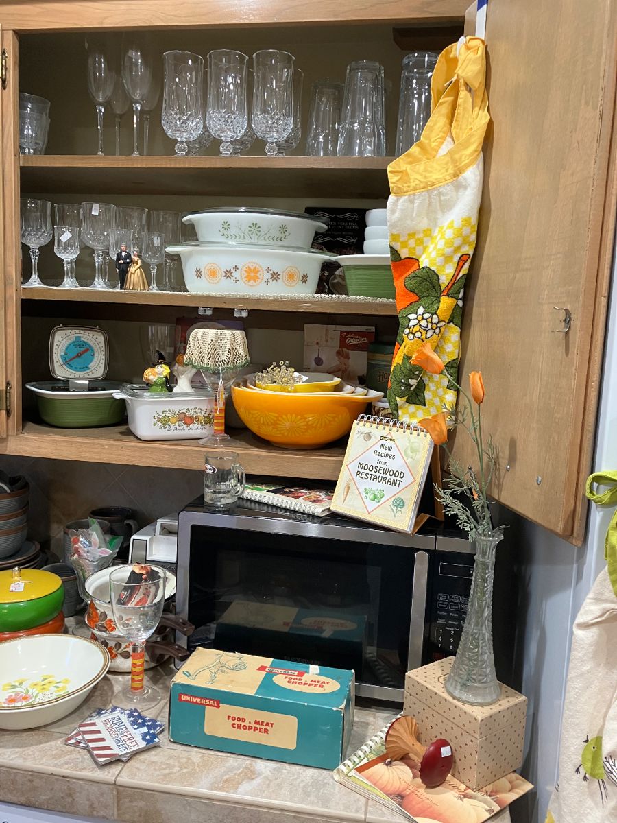 Pyrex nesting mixing bowls, microwave, crystal glasses