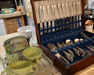 Flatware set in chest