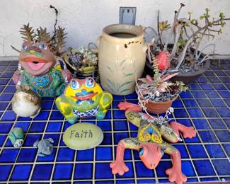 JH137Garden Frog Decor