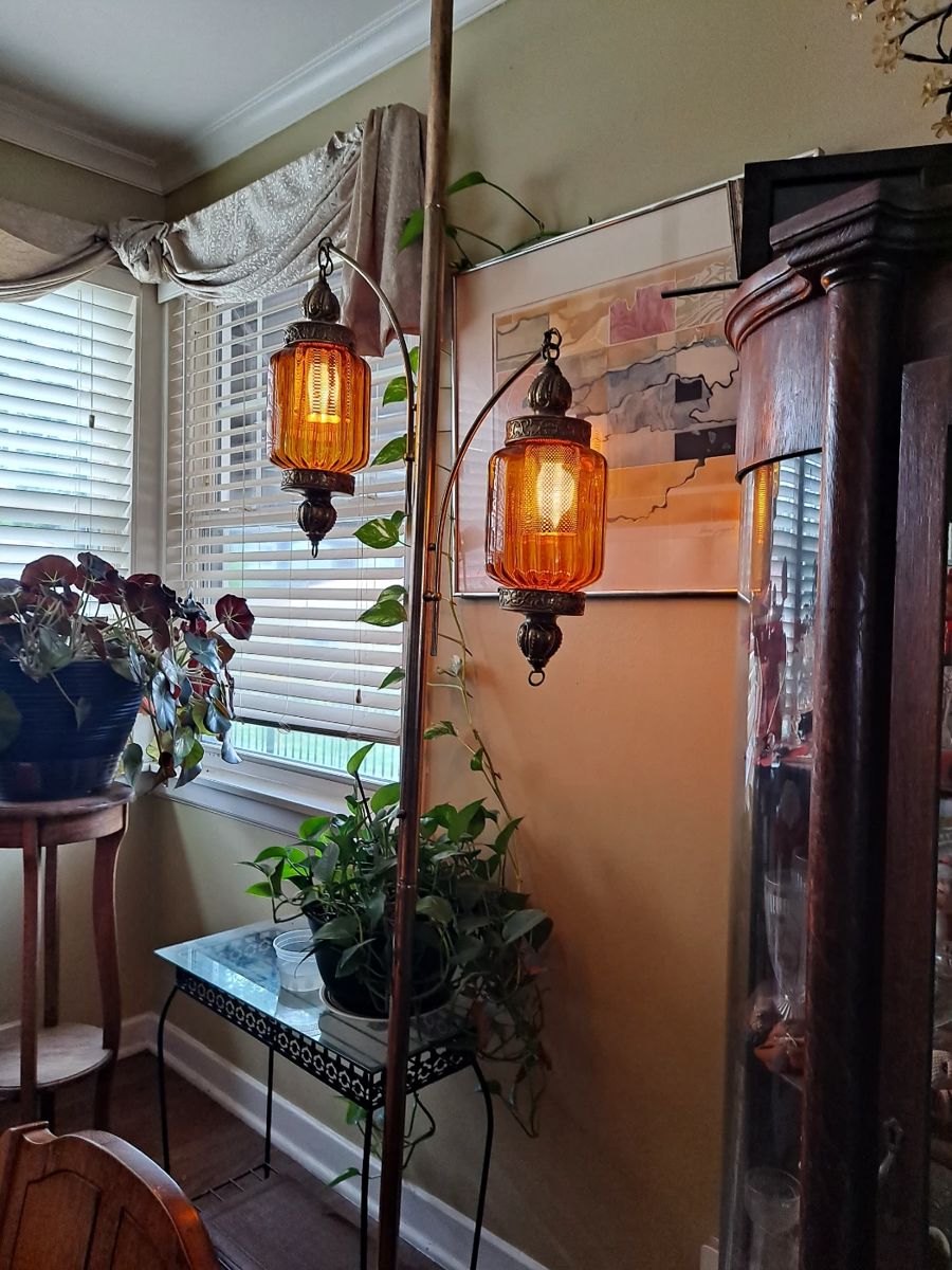 POLE LAMP