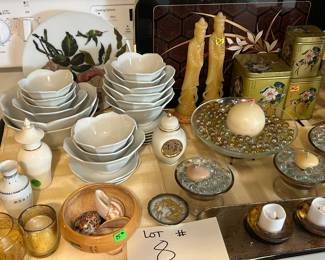 LOT #8
Lotus flower white serving dishes, miscellaneous decorations 
$50
1 picture of 2