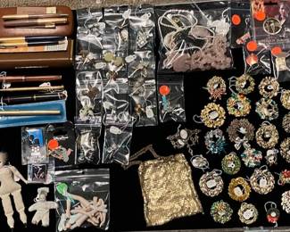 Vintage Christmas Wreath Pins, Vintage Button Cufflinks, Vintage Pens