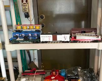 Lionel Operating Buildings & Accessories, Rolling Stock & Engines