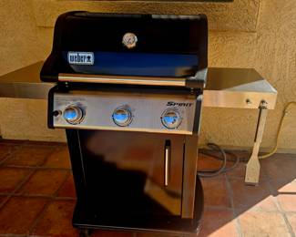 Weber natural gas Spirit Grill 3 burner. 6 months old.