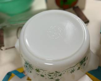 Pyrex 1-1/2 Quart Brides Promotional Lidded Casserole Dish