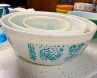 Amish Butterprint nesting bowl set