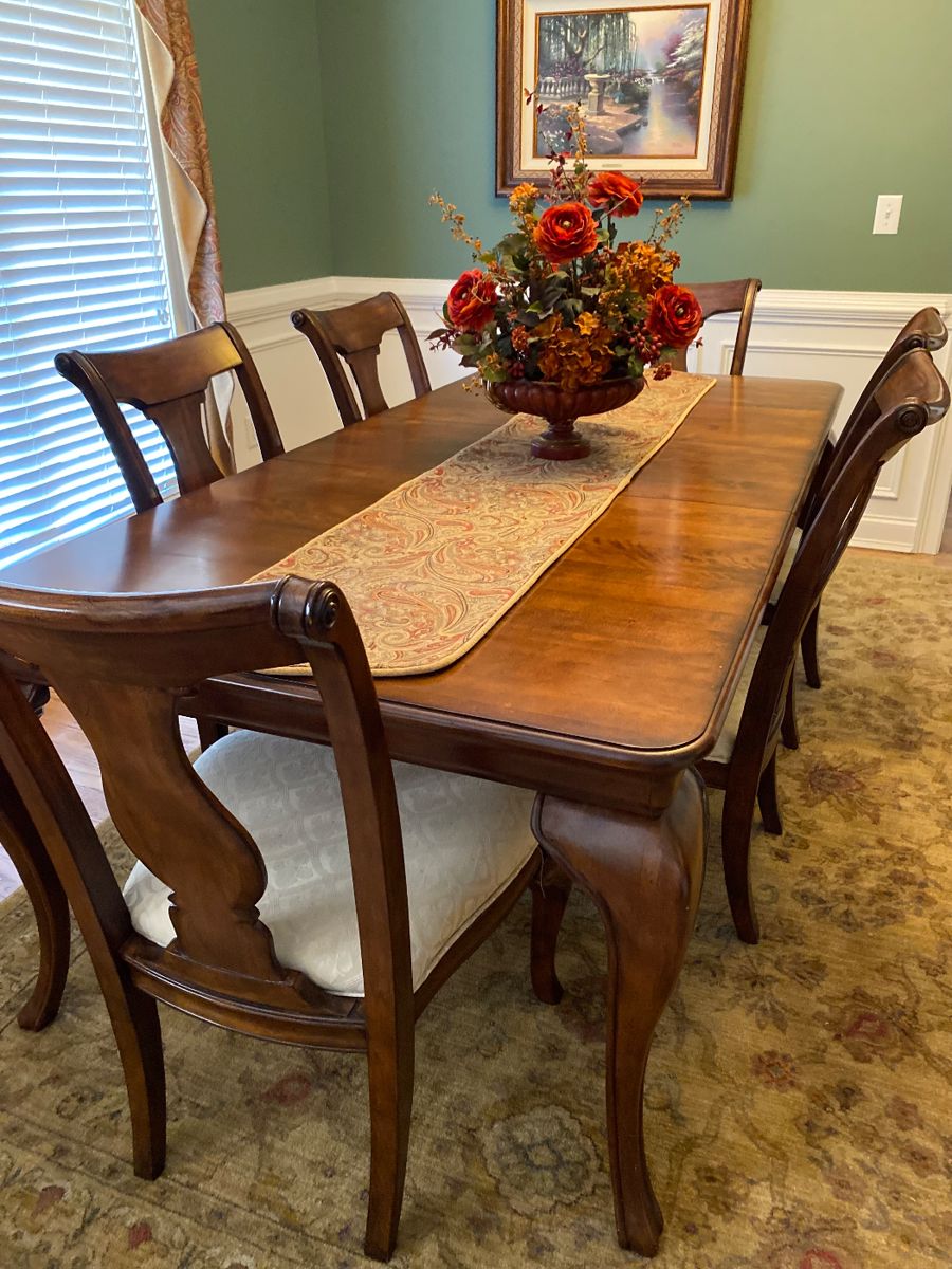 Beautiful dining table and chairs