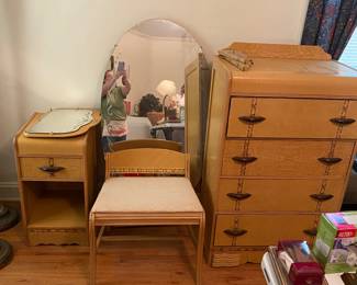 Full bedroom suit with vanity and mirror (blonde color)