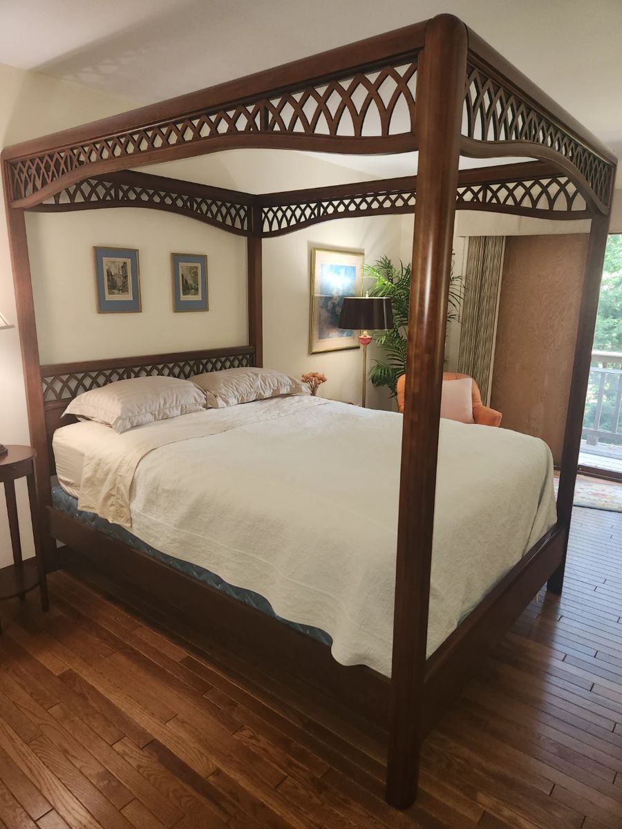 Queen canopy bed