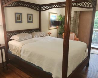Queen canopy bed