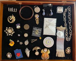VINTAGE BROOCHES & PINS