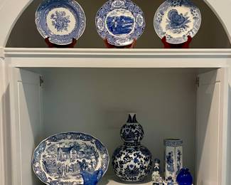 SPODE BLUE ROOM PLATE, WASHINGTON PLATE, BLUE & WHITE PLATTER JAPAN, CHINESE BLUE & WHITE VANITY MIRROR, LARGE BLUE & WHITE VASE, BLUE ART GLASS, CUPS/SAUCERS