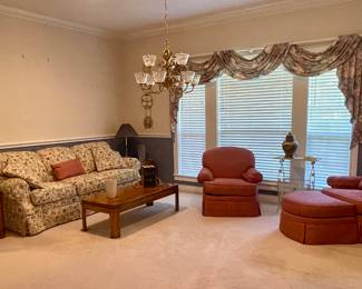 FLEXSTEEL FLORAL UPHOLSTERED COUCH, VINTAGE WOOD COFFEE AND END TABLES, LAMPS