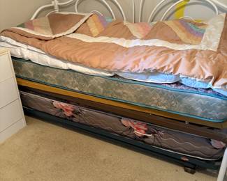 Twin mattresses for trundle daybed