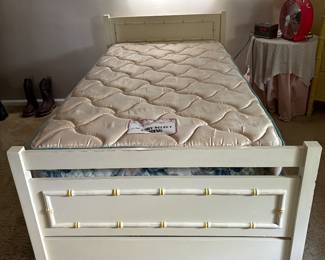 Vintage Thomasville twin size trundle bed set