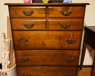 Nice chest of drawers 