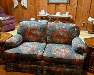 Lovely vintage floral loveseat 