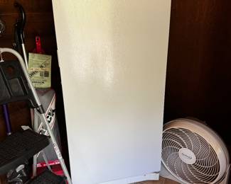 Upright freezer 