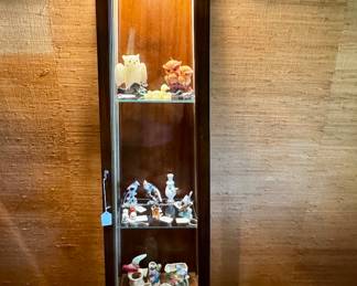 Small lighted curio 