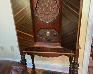 Antique Radio. Tested Works Well