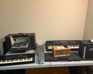 Vintage GE record player w/built in speakers, keyboards, amps