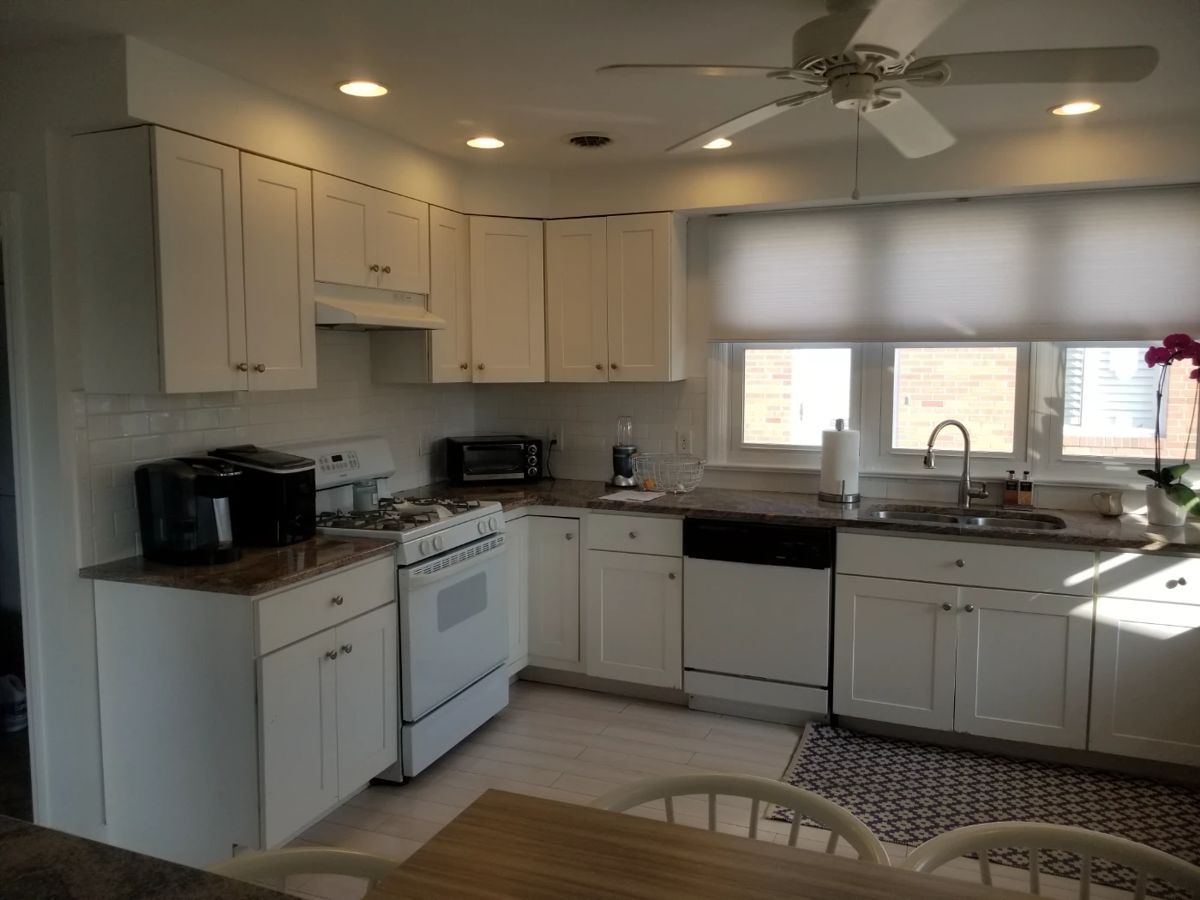 Clean & contemporary white kitchen 