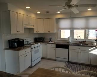 Clean & contemporary white kitchen