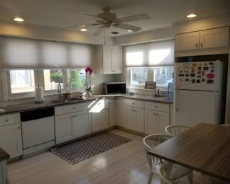 Clean & contemporary white kitchen