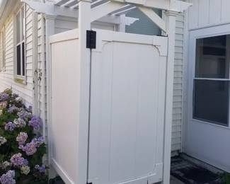 Vinyl outdoor shower with roof and platform