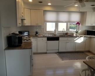 Clean & contemporary white kitchen