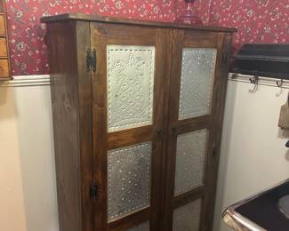 ANTIQUE CABNET
