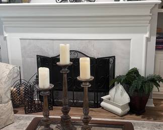 Lots of decorative pieces
