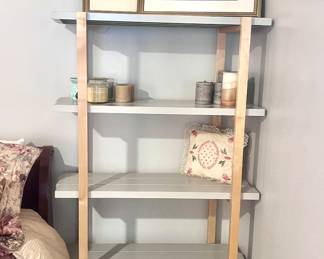 Display shelf modern style