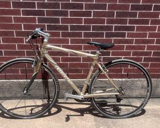 Giant Bike. The image shows a Giant FCR3 bicycle, which is a hybrid/fitness bike designed for regular workouts and daily commuting.