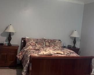 Queensize Bedroom Set w/nightstands