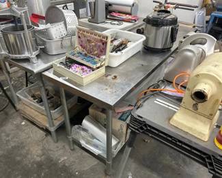 STAINLESS STEEL TABLE