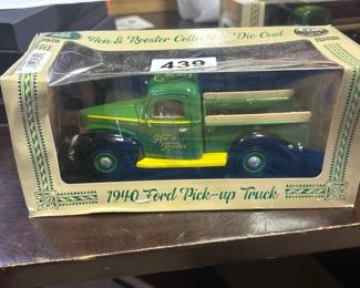 SCALE HEN ROOSTER COLLECTOR 1940 FORD PICKUP TRUCK