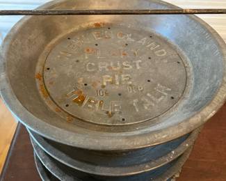 D43- $85. Antique Pie Rack 4 New England Pie Pans. Measures 11" wide x 10.5" tall.