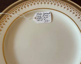 D35- $50. Spode Copelands China Dinner Plates (Set of 4). Measures 10.25" wide.