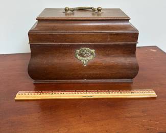 L56 - $95. Wooden Tea Caddy WITH Key! Looks like a Virginia Metalcrafters / Williamsburg Reproduction. In excellent condition. Measures 10" wide x 6" deep x 6" tall