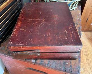 L9 - $40. Vintage Painter's Set in antique wooden box.
