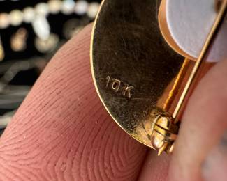 10K Gold Altrusa International Round Pin