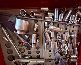 Mechanic’s Socket & Ratchet Set – Hampshire IL Estate Sale
Large assortment of sockets in multiple sizes with ratchets, extensions, and adapters. Great for automotive repair, shop use, or home projects. #AuntBeesEstateSale Hampshire, Illinois.