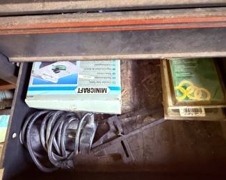 Drawer Lot with Electrical Cord & Hardware – Hampshire IL Estate Sale
Includes heavy-duty electrical cord, Minigraf fastener box, and assorted small hardware items. Ideal for shop, garage, or repair projects. #AuntBeesEstateSale Hampshire, Illinois.
