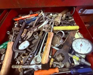 Drawer Lot of Mixed Hand Tools, Hardware & Gauges – Hampshire IL Estate Sale
Assorted drawer lot including wrenches, gauges, screwdrivers, utility knives, fasteners, fittings, and various small hand tools. Great for mechanics, DIYers, and tinkerers. #AuntBeesEstateSale Hampshire, Illinois.